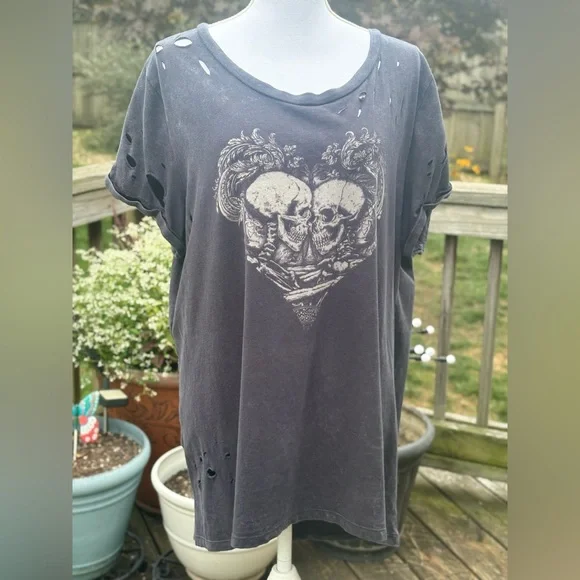 Vintage Torrid Heart and Bones Distressed Weathered Grey Tee in Size 2 - Picture 2 of 7